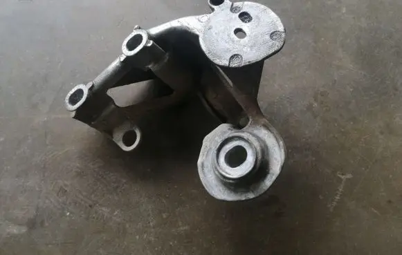 Audi A4 S4 B7 8E 8H Engine mounting bracket 8L0199351K