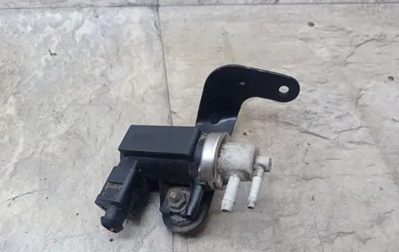 Audi A4 S4 B6 8E 8H Turbo solenoid valve 1J0906627B 72290345