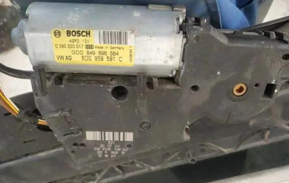Volkswagen Golf V Sunroof motor/actuator 8d0959591c 0390200017