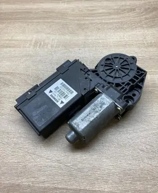 Audi A4 S4 B7 8E 8H Front door window regulator motor 5WK47005DBF 105845105