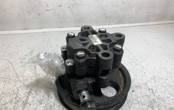 Toyota Corolla Verso AR10 Power steering pump