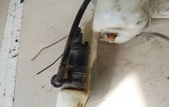 Dodge Caliber Windscreen/windshield washer pump
