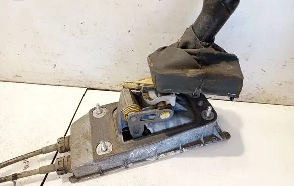 Volkswagen Polo IV 9N3 Gear shifter/selector 6q0711049
