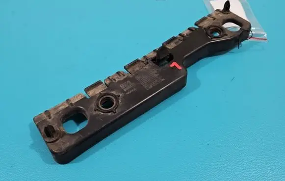 Front bumper mounting bracket