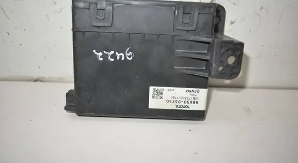 Toyota Avensis T270 Air conditioning/heating control unit 8865005250