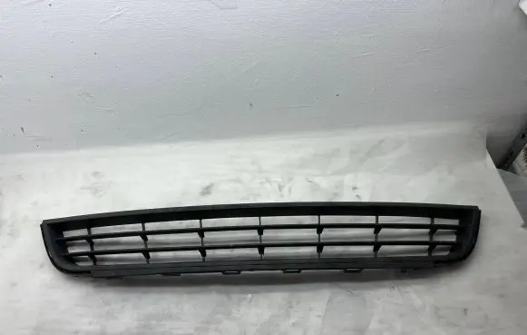Volkswagen Jetta VI Front bumper lower grill 5C6853677