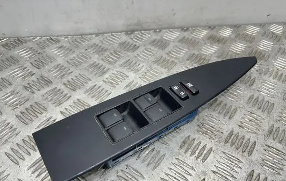 Toyota Avensis T270 Electric window control switch 8404005020