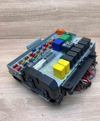 Opel Zafira A Fuse module 24412497 24431677