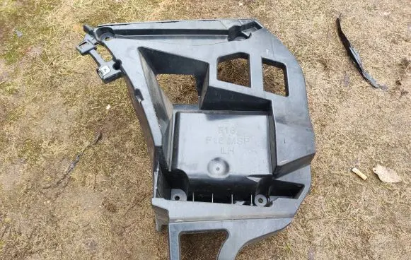 BMW X6 F16 Bumper support mounting bracket corner 73119829