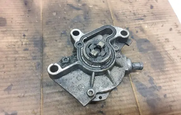 Renault Laguna I Vacuum pump 038145101B