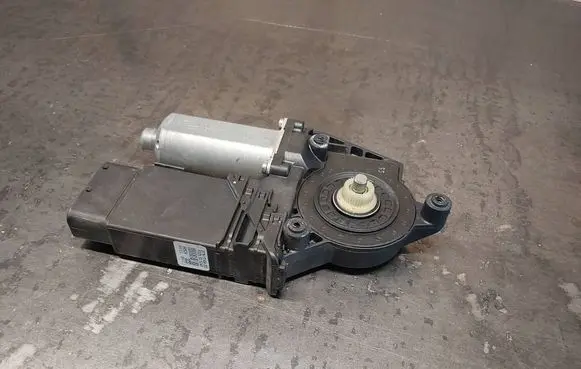 Volkswagen Golf IV Vent window/glass motor 9776-101434-203 0130821694