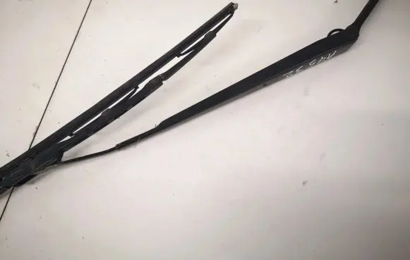 Nissan X-Trail T30 Front wiper blade arm