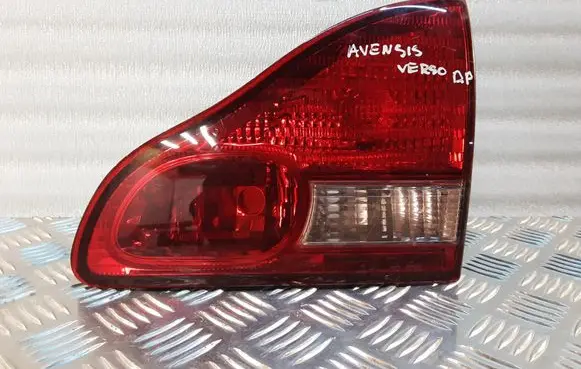 Toyota Avensis Verso Tailgate rear/tail lights