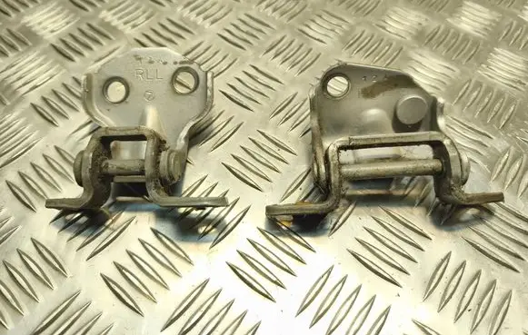 Rear door hinge set