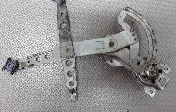 Rear door manual window regulator