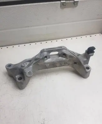 Peugeot 208 Engine mounting bracket 9813582980