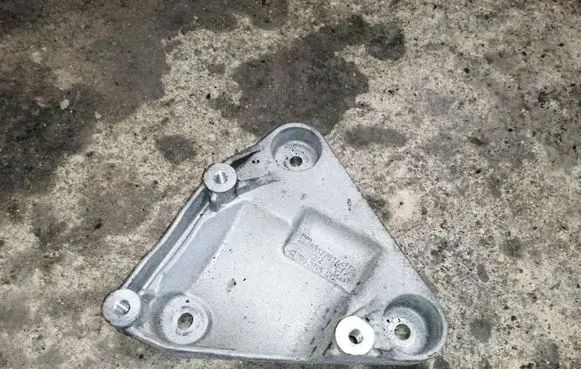 Opel Mokka X Engine mounting bracket 55577637