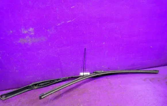 Front wiper blade arm