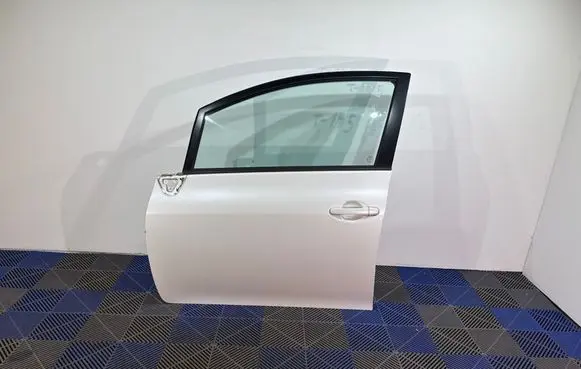 Toyota Auris 150 Front door 