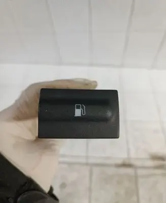 Skoda Octavia Mk1 (1U) Fuel tank opening switch 