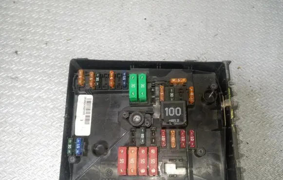 Volkswagen Golf V Fuse module 1K0937125A