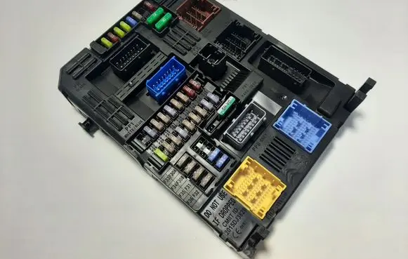 Peugeot 208 Fuse module 9832881080 BSIEI4CEM00