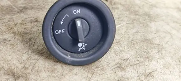 Dacia Sandero II Passenger airbag on/off switch 681995427R