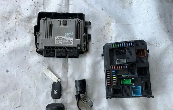 Peugeot 2008 I Engine ECU kit and lock set 0281030546 9807885980