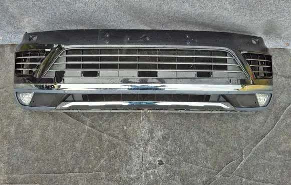 Volkswagen Touareg II Front bumper 7P6807221E 7P6807221F