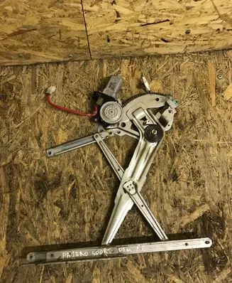 Mitsubishi Pajero Sport I Front door window regulator with motor