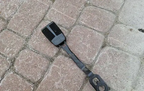 Opel Combo E Front seatbelt buckle 9816319777