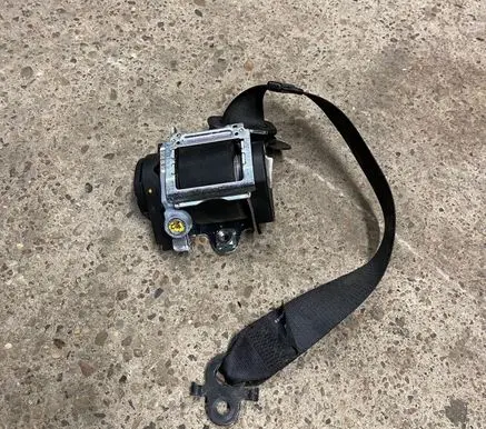 BMW 5 F10 F11 Front seatbelt 618120800