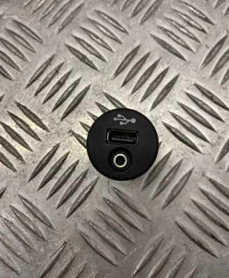 Nissan Juke I F15 USB socket connector 28023BH00A