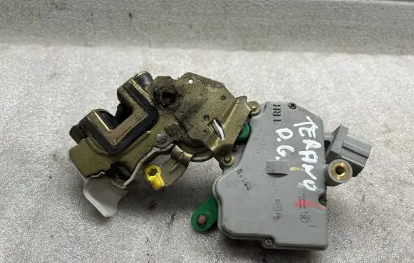 Nissan Terrano Rear door lock