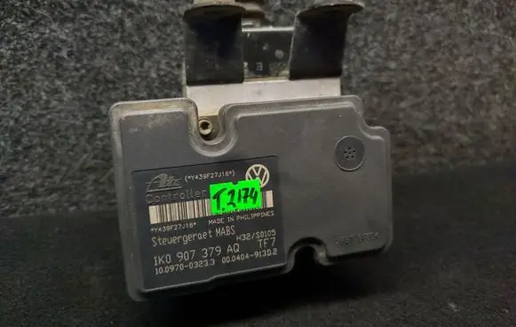 Volkswagen Golf VI ABS Pump 1K0907379AQ 1K0614117AM