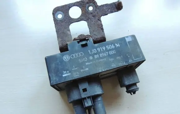 Volkswagen Polo Coolant fan relay 1J0919506M 898967000