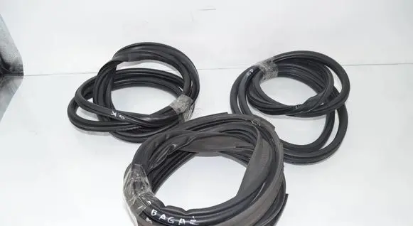 BMW 2 F46 Rubber seal front door (on door) 7420078 7420056 7474448