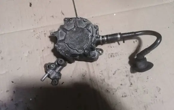 Volkswagen PASSAT B5.5 Vacuum pump 038145209C