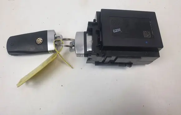 Volkswagen PASSAT B7 Ignition lock 3C0905843AD