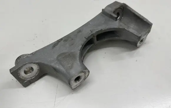 Toyota Camry VIII XV70 Engine mounting bracket