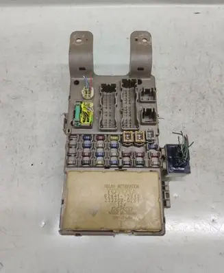 Toyota Corolla Verso E121 Fuse module 8264113040