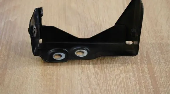 Headlight/headlamp mounting bracket
