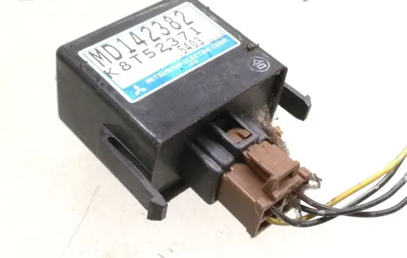 Mitsubishi Pajero Coolant fan relay MD142382 K8T52371