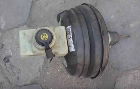 BMW 5 E39 Brake booster 1165055