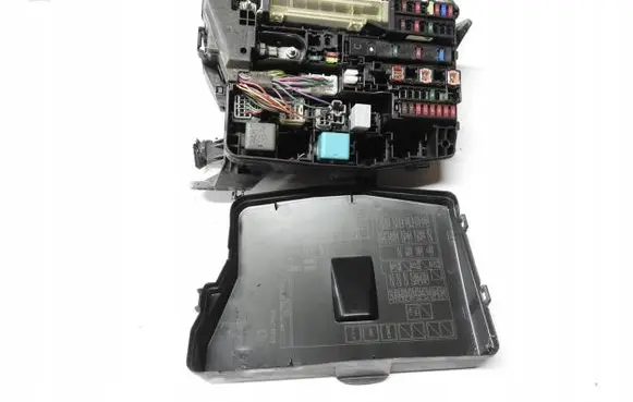 Toyota Auris 150 Fuse box set 8266202320skrzynka