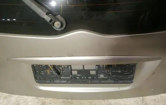 Trunk door license plate light bar