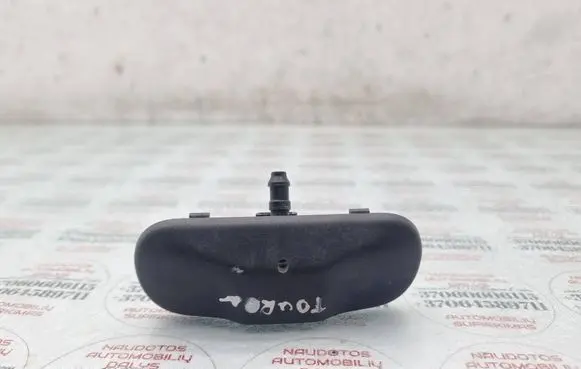 Volkswagen Touran I Windshield washer spray nozzle 5M0955985C