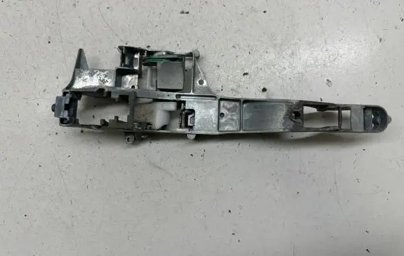 Peugeot 207 Front door exterior handle/bracket 1199D2