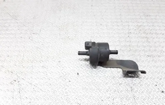 Audi A8 S8 D2 4D Vacuum valve 058133459