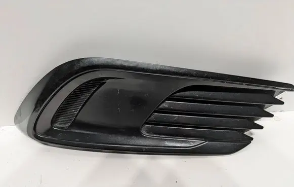 Toyota Auris E180 Front bumper lower grill 8148102570 5203002120 5203002220